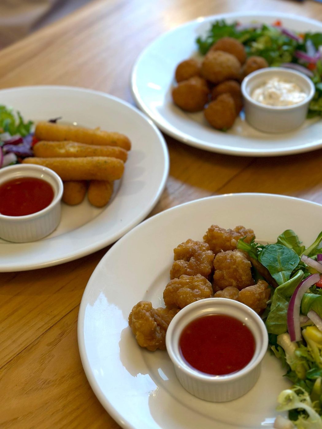 Breaded starters with dips and salad